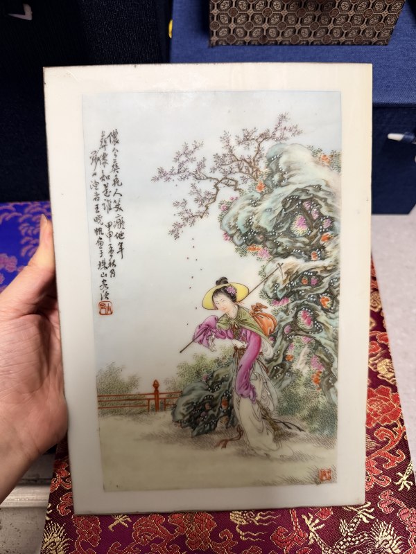 王大凡、王晓帆、王怀治三代大师绘“黛玉葬花”人物故事图瓷板三幅 - 图5