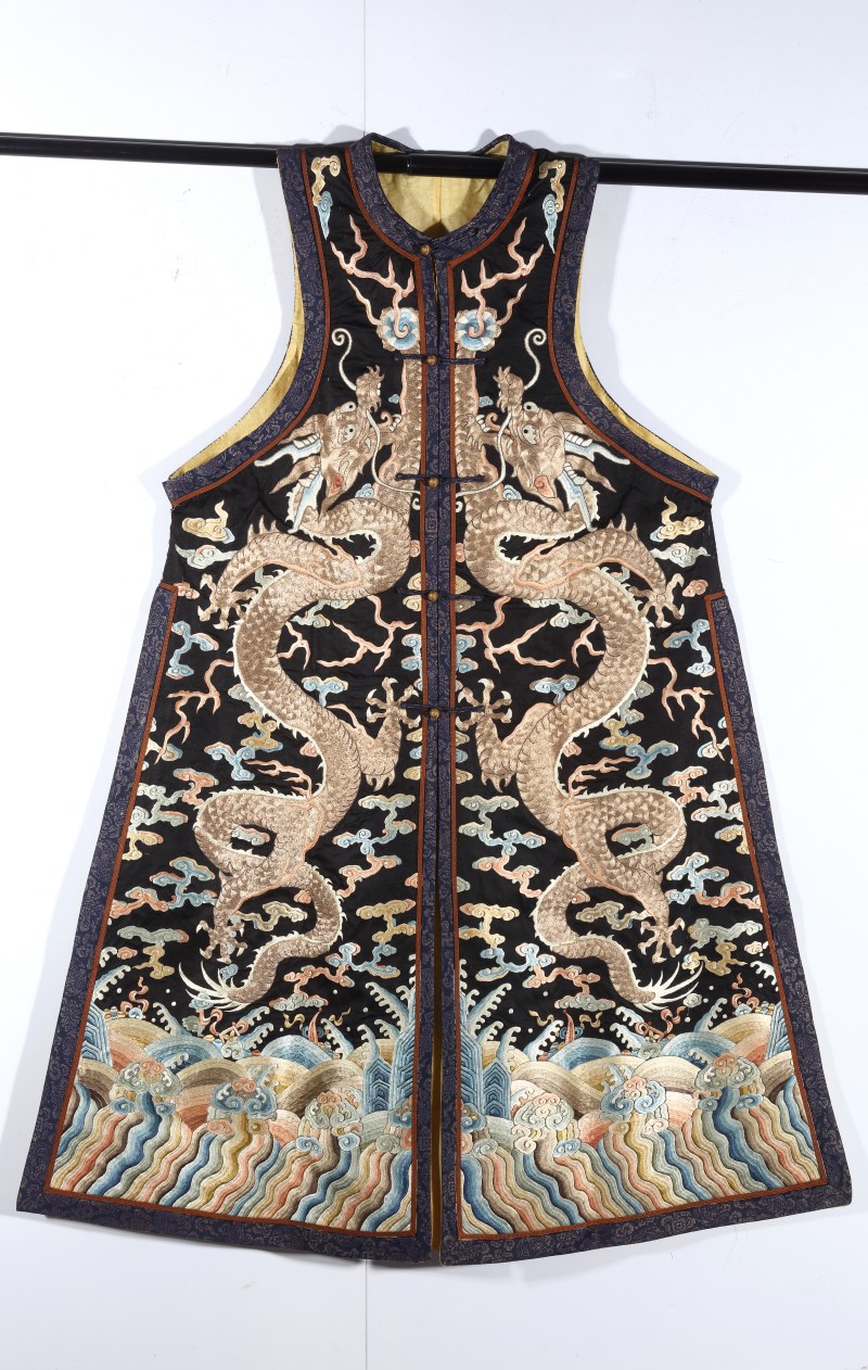 清 石青色缎绣彩云金龙纹女朝褂 - 图3