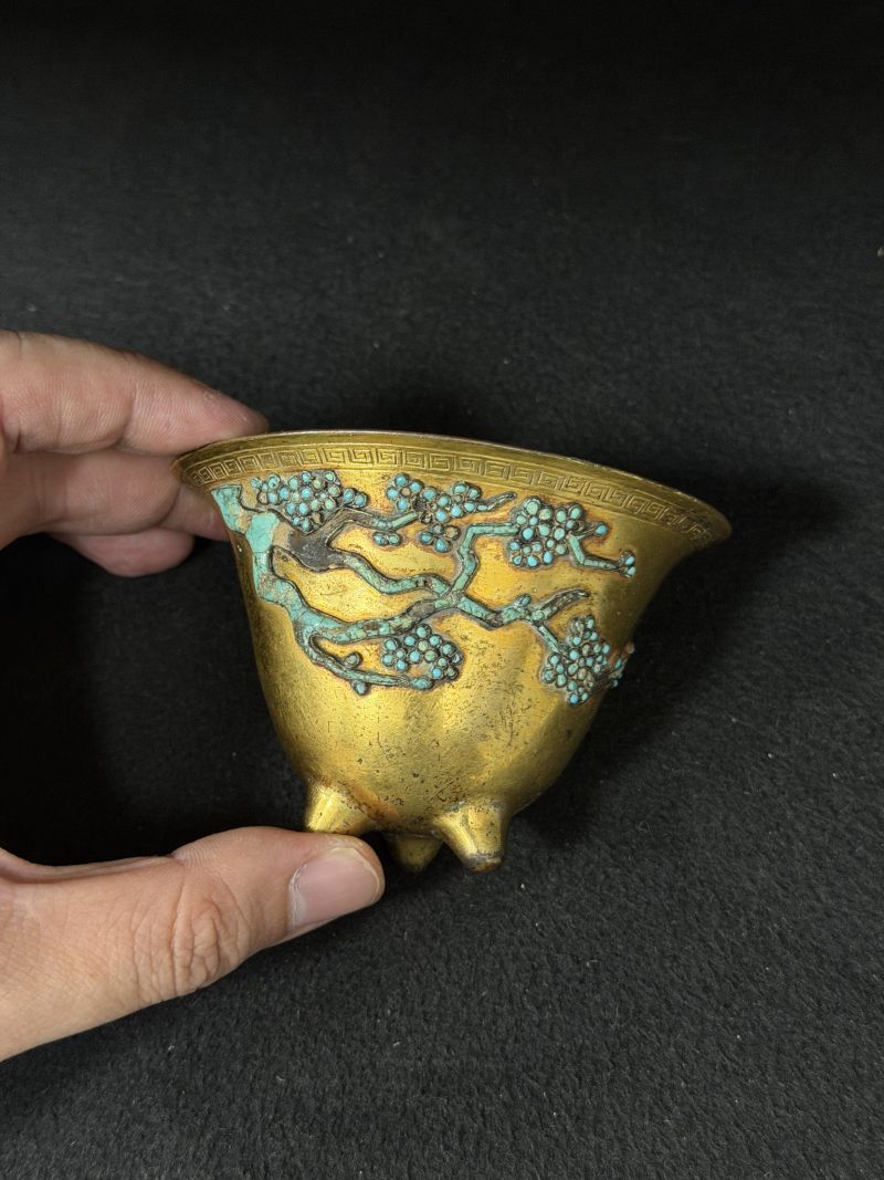 清康熙 铜鎏金嵌松石刻诗文乳足梅花杯 - 图4