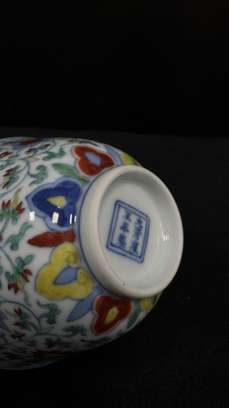 清雍正 仿成窑斗彩莲托梵文杯 - 图5