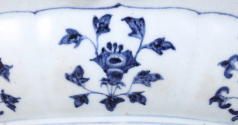 明永乐 青花缠枝花卉纹菱口大盘 - 图6