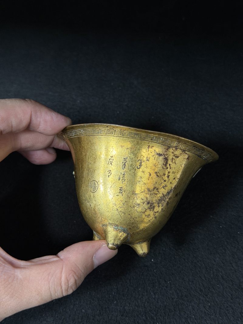 清康熙 铜鎏金嵌松石刻诗文乳足梅花杯 - 图5