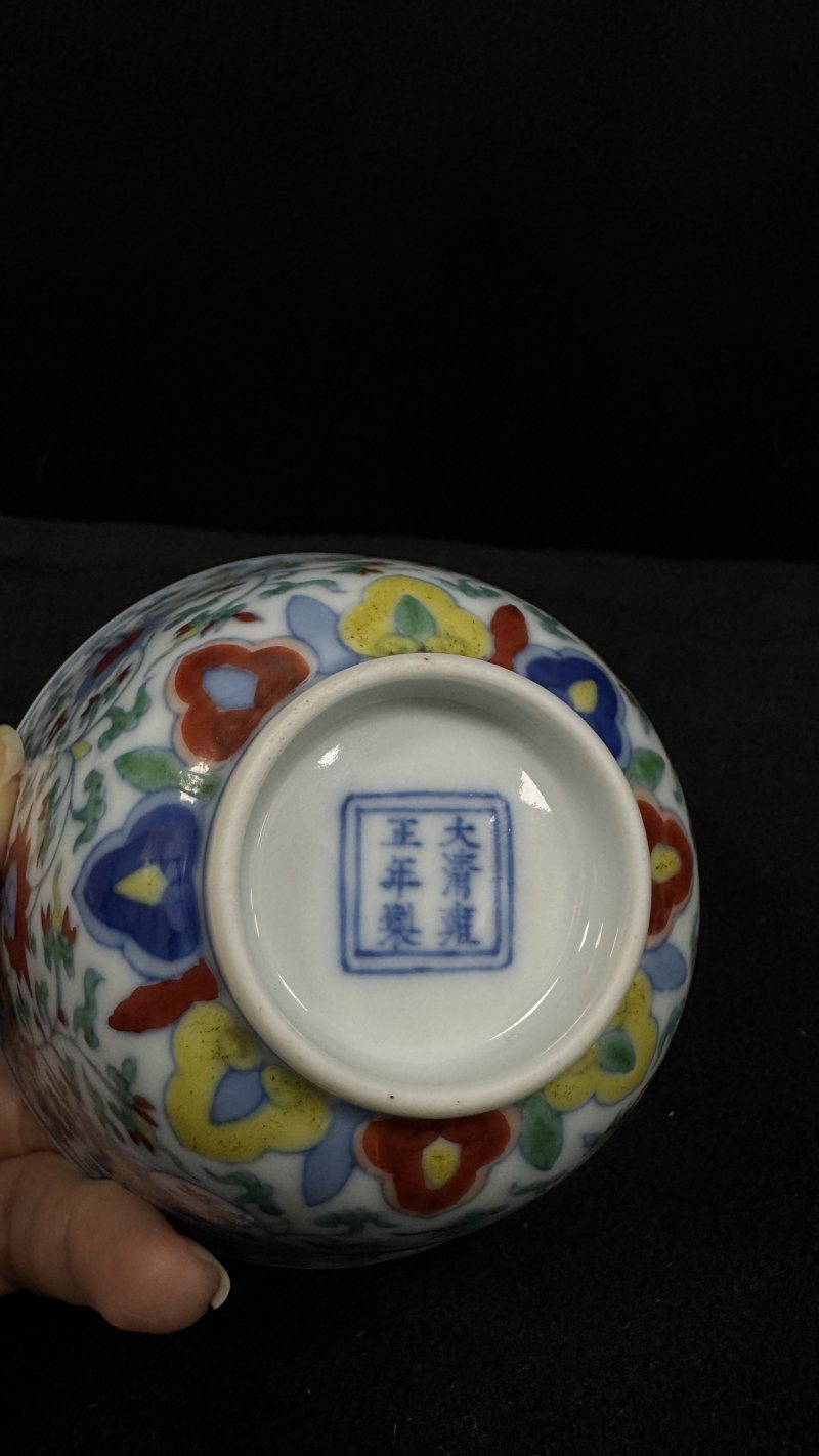 清雍正 仿成窑斗彩莲托梵文杯 - 图6
