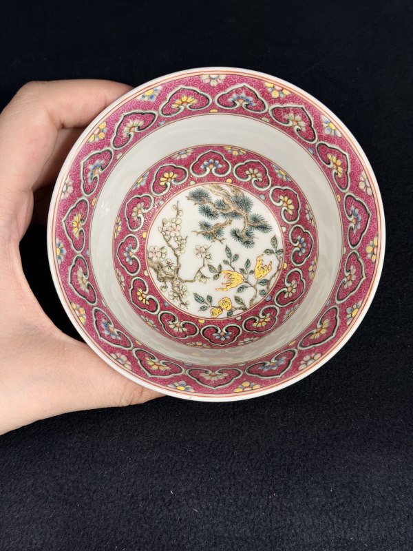 清乾隆 洋彩胭脂紫地轧道花卉御题“三清茶”诗茶盅 - 图16