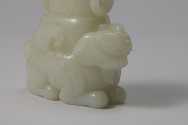 清乾隆 和田白玉瑞兽负活环双耳尊 - 图3