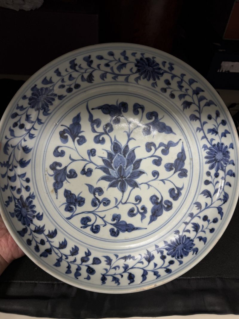 元 青花缠枝菊花配折枝莲花盘 - 图4