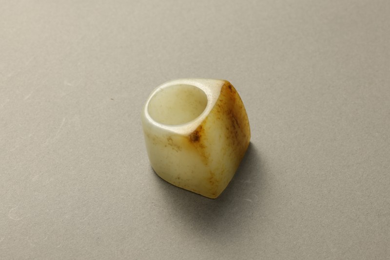 清(1616-1912) 白玉带皮扳指 - 图5