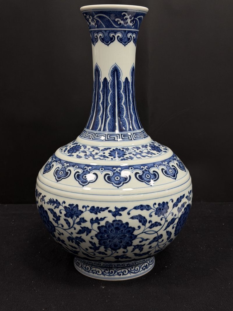 清咸丰 青花缠枝花卉蕉叶纹玉堂春瓶 - 图4