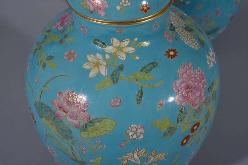 清乾隆 松石绿地粉彩描金折枝四季花卉盖罐一对 - 图30