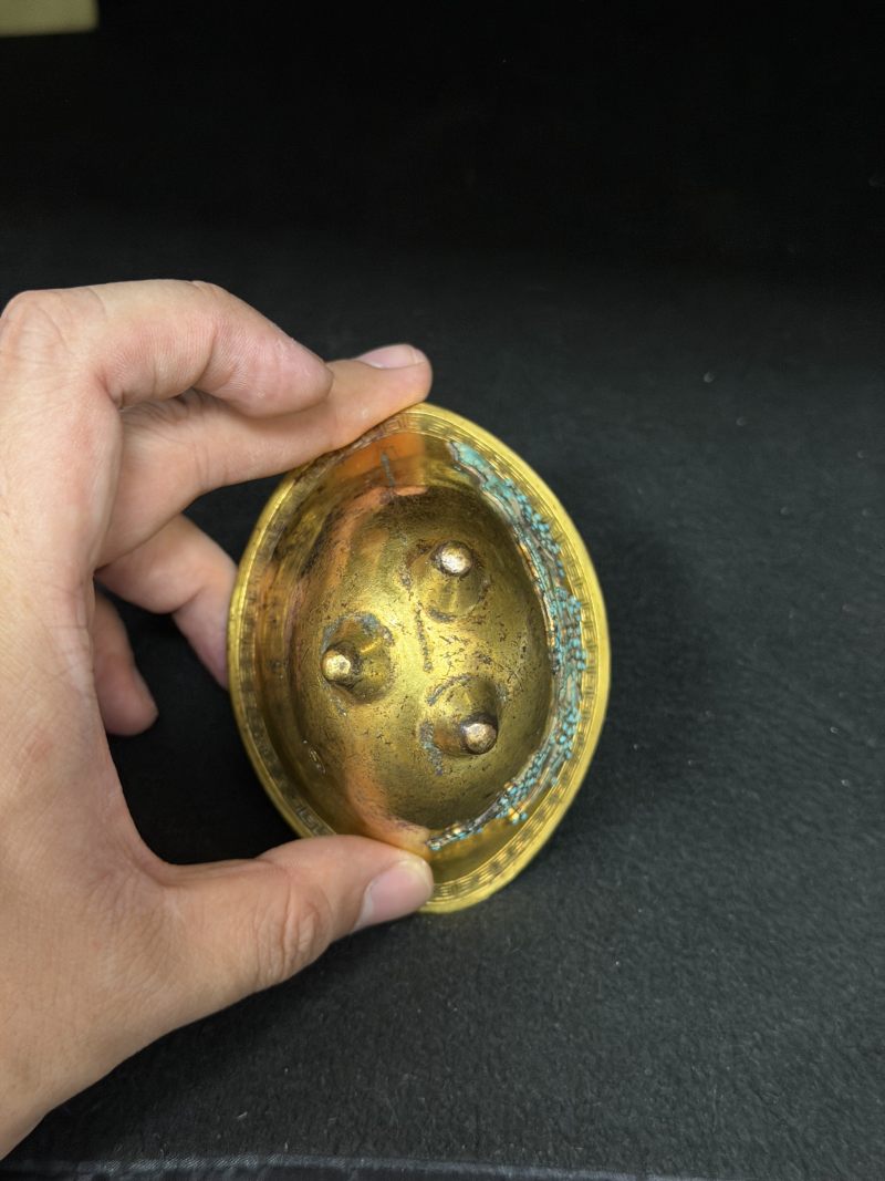 清康熙 铜鎏金嵌松石刻诗文乳足梅花杯 - 图6