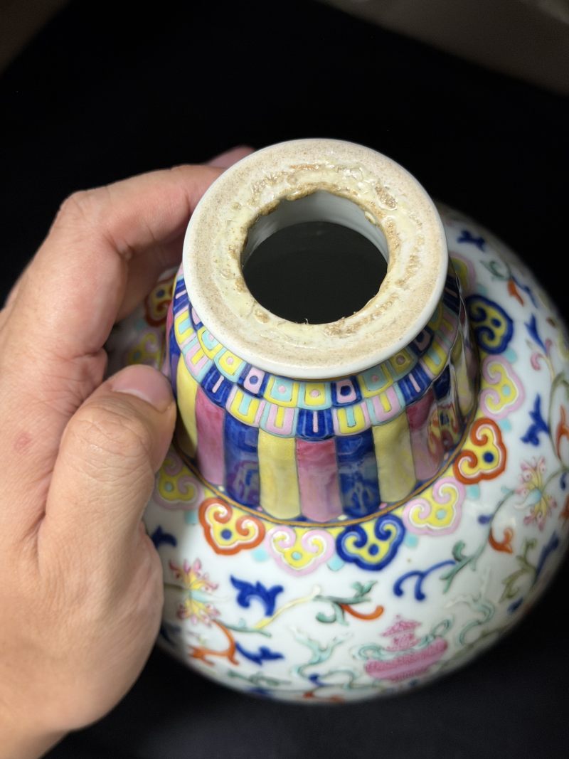清乾隆 青花加洋彩莲托八宝贲巴瓶 - 图13
