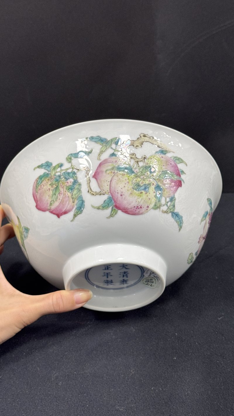 清雍正 白釉暗刻云龙纹外粉彩三多大碗一对 - 图56