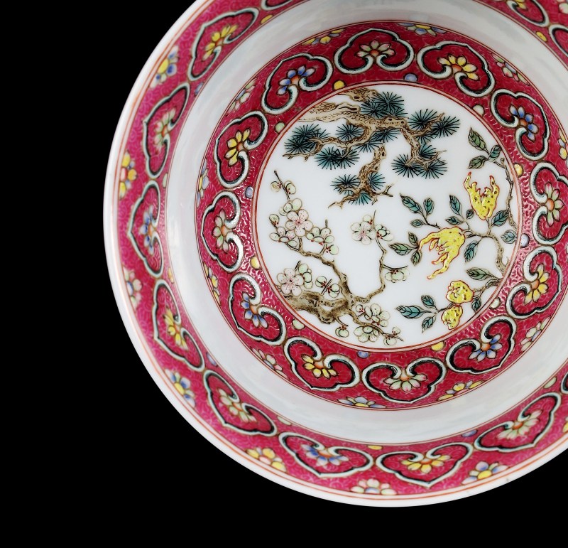 清乾隆 洋彩胭脂紫地轧道花卉御题“三清茶”诗茶盅 - 图5