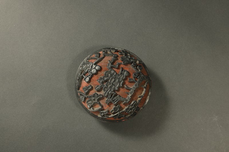 清早期 黑漆红地花鸟香盒 - 图5
