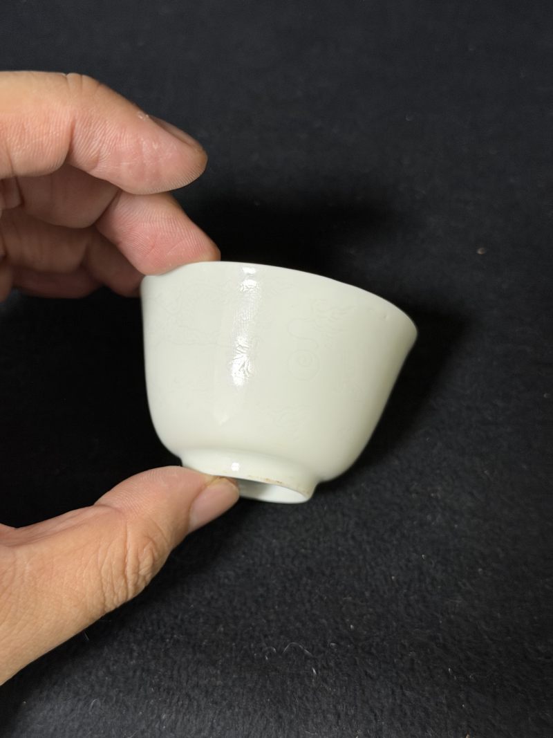 清雍正 白釉暗刻龙纹小茶圆 - 图3