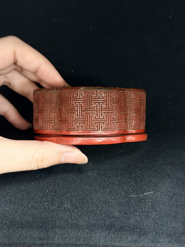 清乾隆 金胎画珐琅西洋仕女教子图铺首环耳鼻烟壶及剔彩佛手花卉纹海棠形盖盒 - 图8