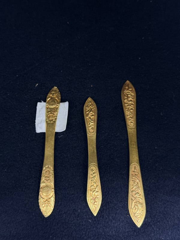 清 金錾刻花卉纹扁方簮三支 - 图4