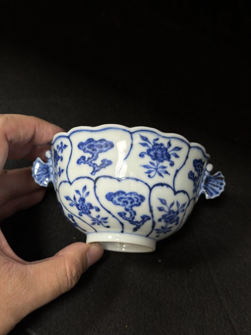 清雍正 巴洛克风格青花折枝灵芝摩羯耳花型杯 - 图4