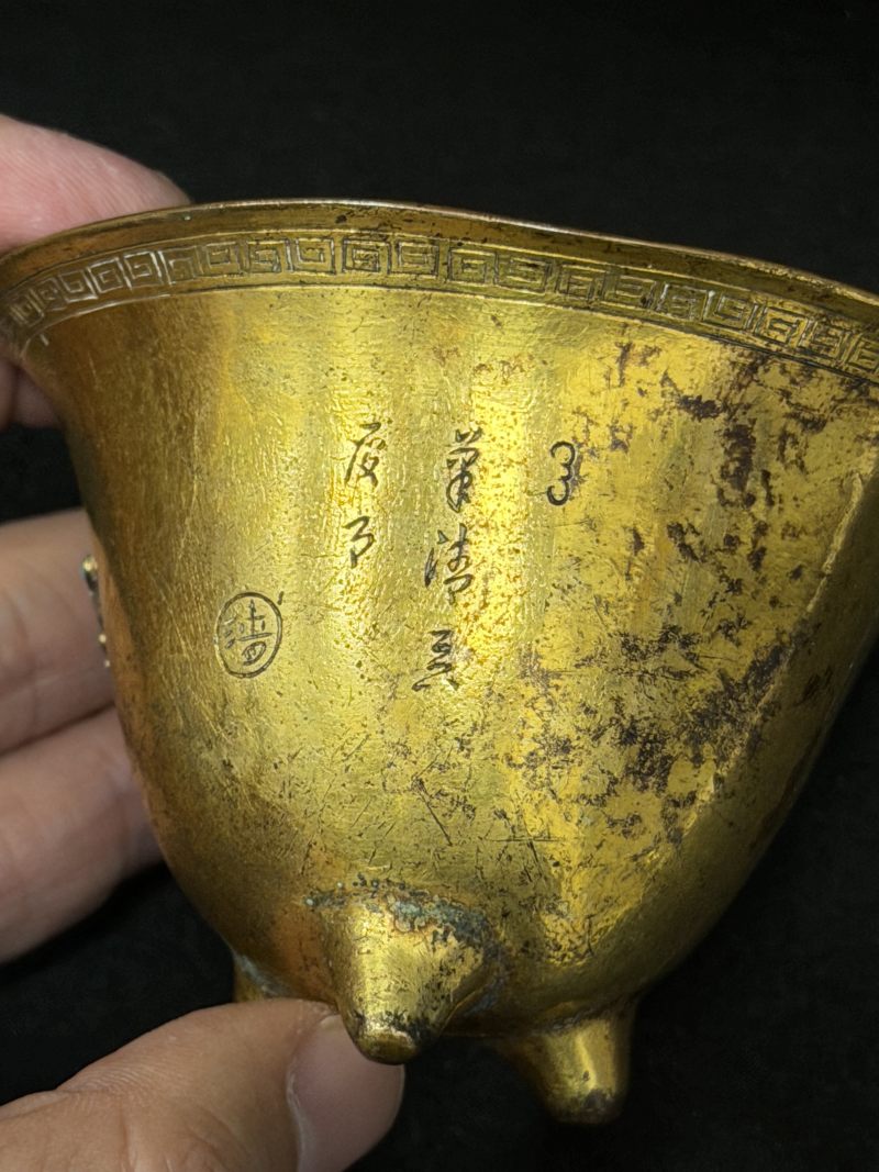 清康熙 铜鎏金嵌松石刻诗文乳足梅花杯 - 图8