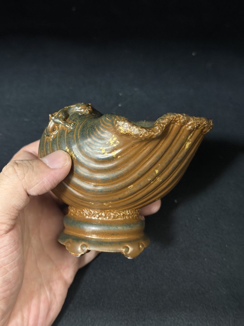 清乾隆 仿生酱釉描金盘螭海螺形带座笔洗 - 图3