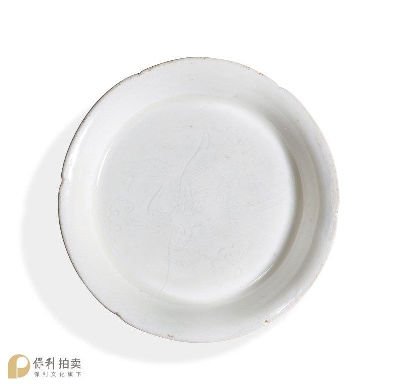 明 白釉暗刻祥云瑞鹤葵口碟 - 图3
