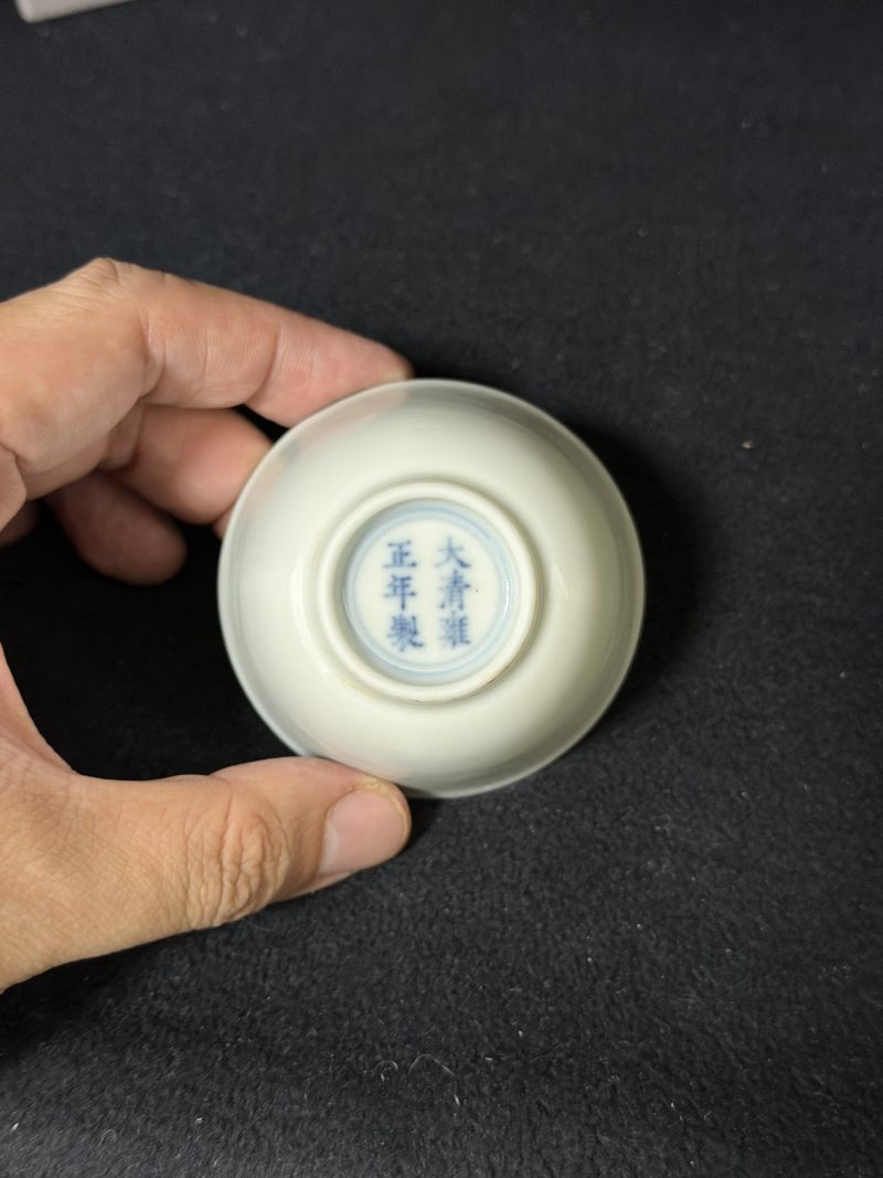 清雍正 白釉暗刻龙纹小茶圆 - 图4