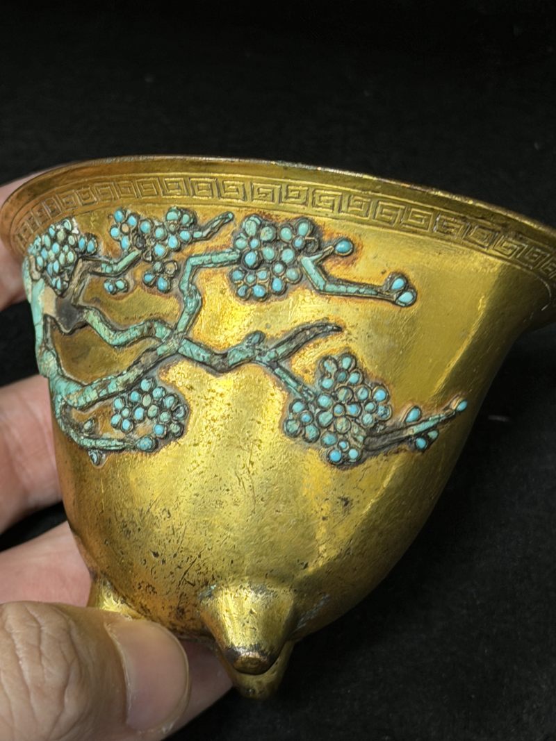 清康熙 铜鎏金嵌松石刻诗文乳足梅花杯 - 图9