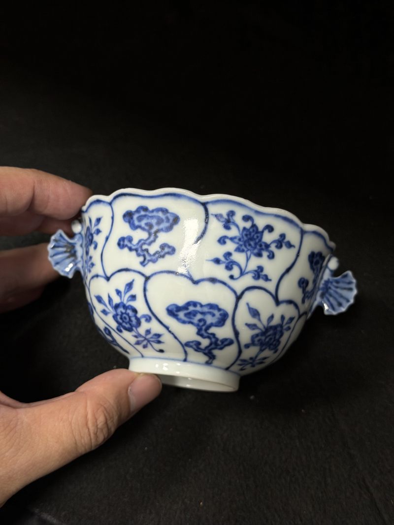 清雍正 巴洛克风格青花折枝灵芝摩羯耳花型杯 - 图5