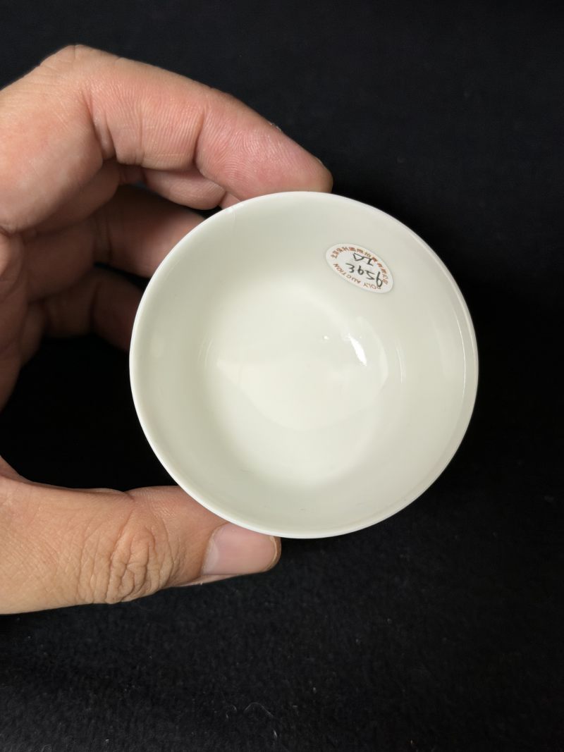 清雍正 白釉暗刻龙纹小茶圆 - 图5