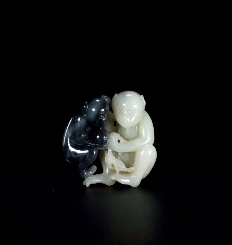 清康熙 黑白玉俏色巧雕双猴捧寿