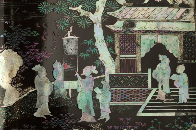 清 黑漆嵌螺钿庭院人物花卉纹四方重盒 - 图4