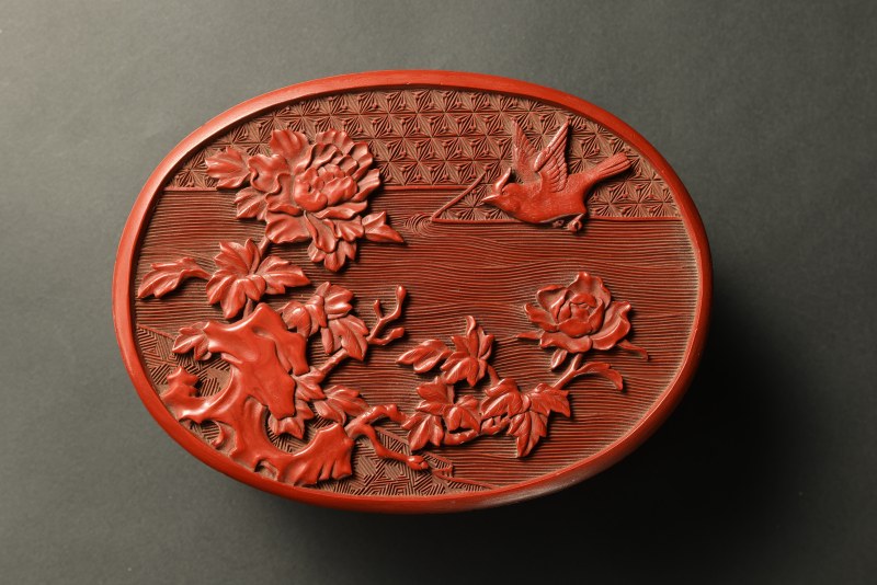 清乾隆 剔红锦地花鸟牡丹纹椭圆香盒 - 图5