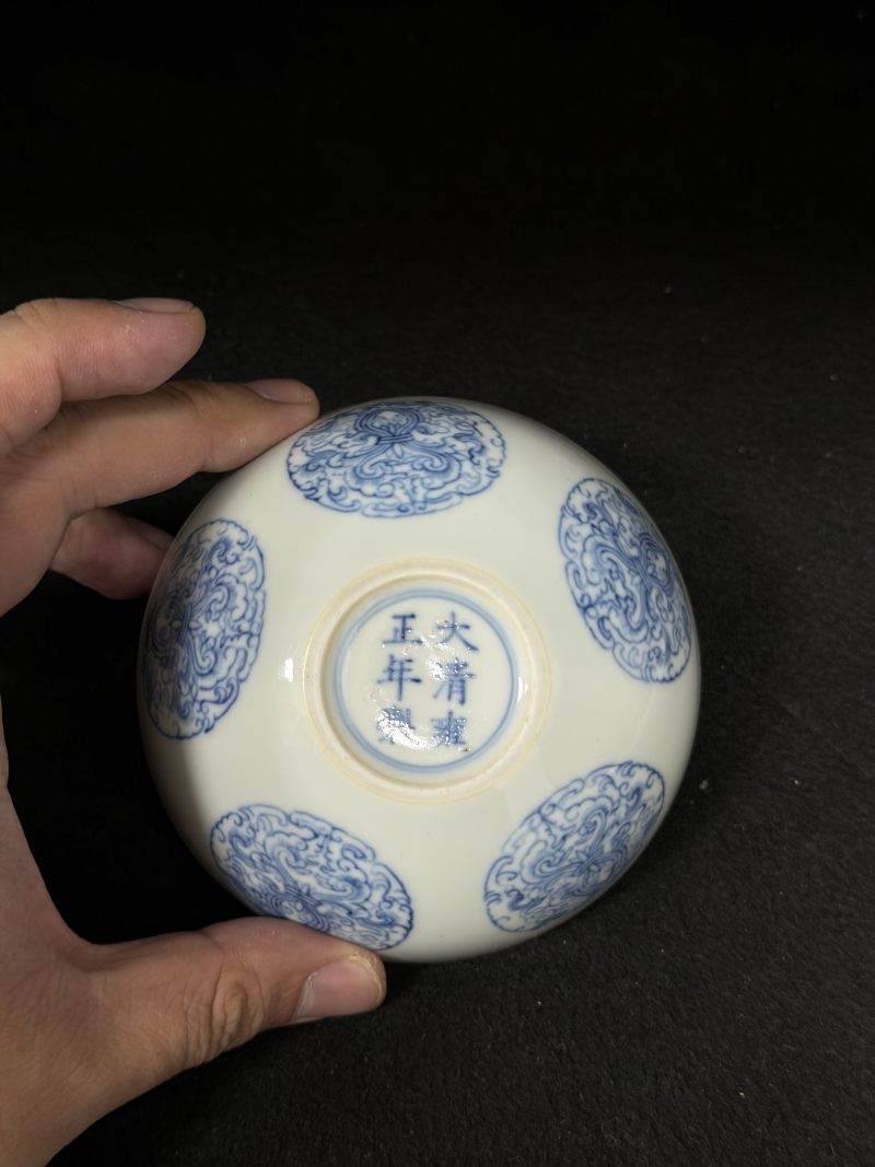 清雍正 青花淡描团花卧足碗 - 图3