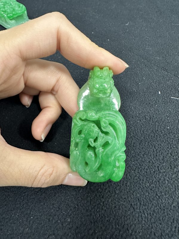 清中期 天然老坑翡翠透雕螭龙带扣 - 图3