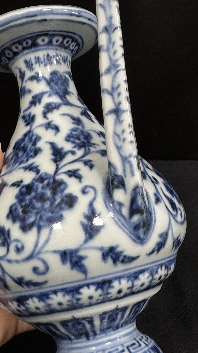 明宣德 青花缠枝莲纹军持 - 图8