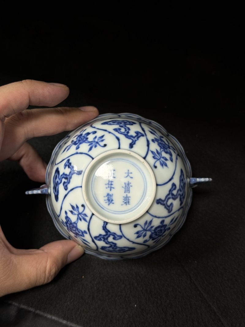 清雍正 巴洛克风格青花折枝灵芝摩羯耳花型杯 - 图6