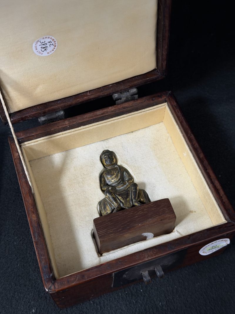 明 铜鎏金弥勒坐像及黄花梨箱 - 图4