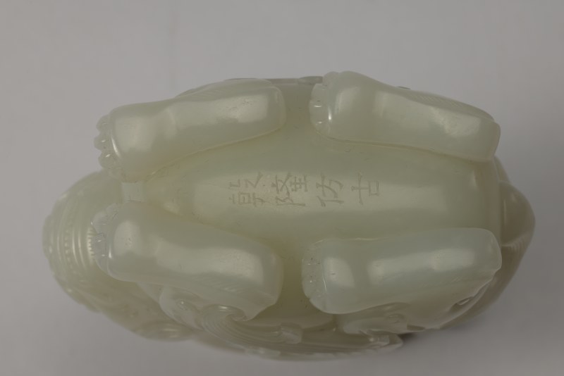 清乾隆 和田白玉瑞兽负活环双耳尊 - 图5