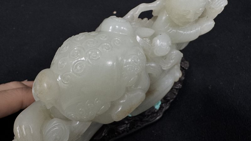 清乾隆 白玉胡人戏狮 - 图4