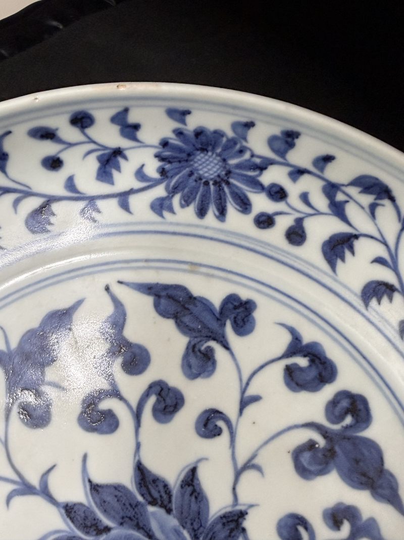 元 青花缠枝菊花配折枝莲花盘 - 图9