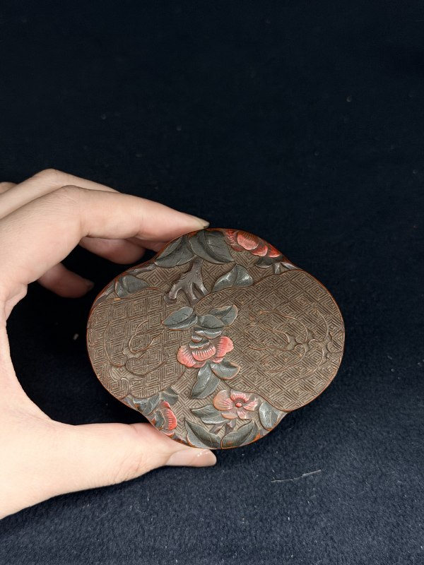 清乾隆 金胎画珐琅西洋仕女教子图铺首环耳鼻烟壶及剔彩佛手花卉纹海棠形盖盒 - 图3