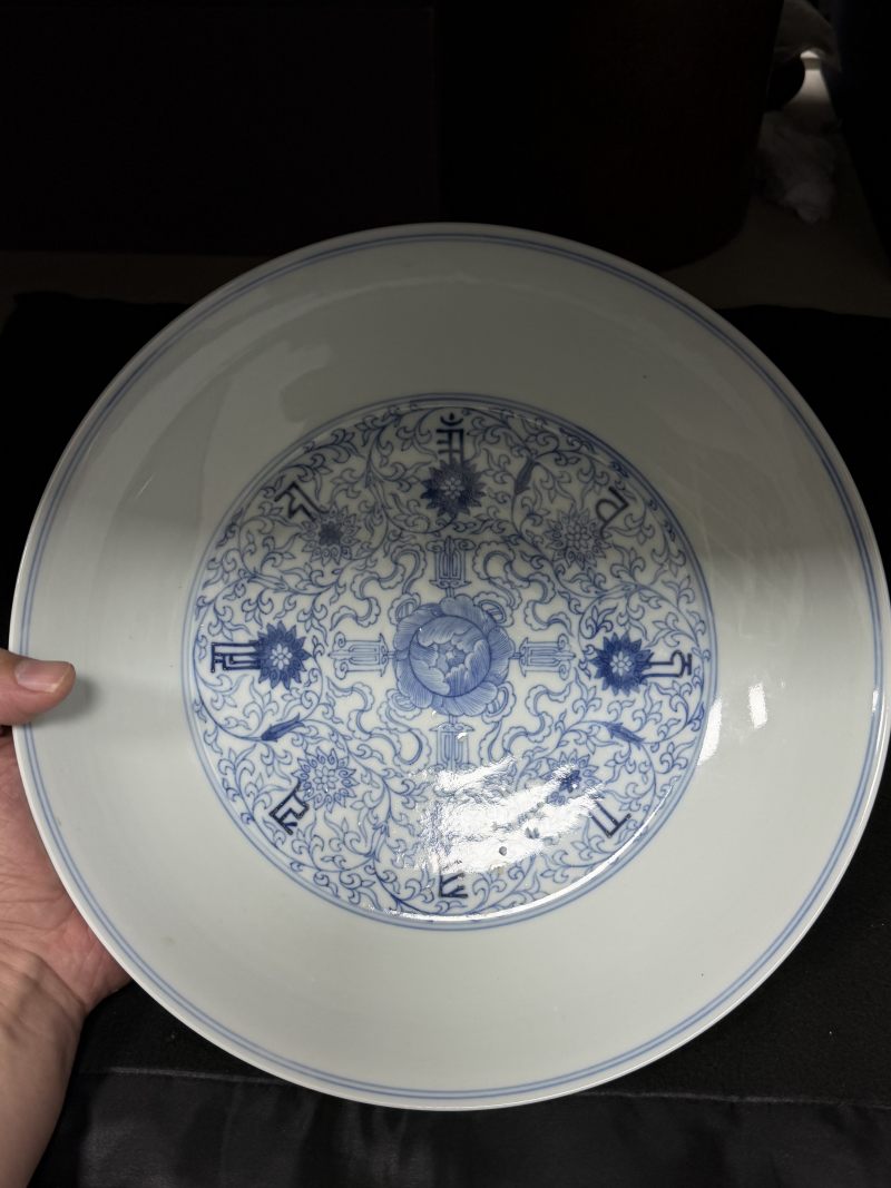 清雍正 青花淡描莲托梵文大盘 - 图3