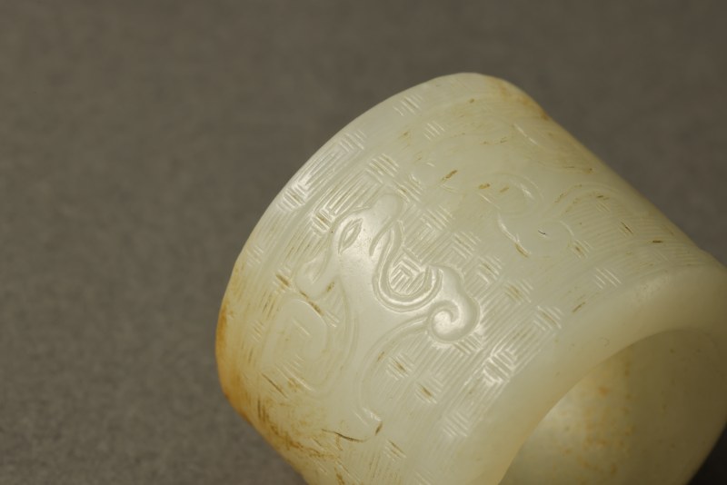清早期 白玉万字锦地拐子龙扳指 - 图5