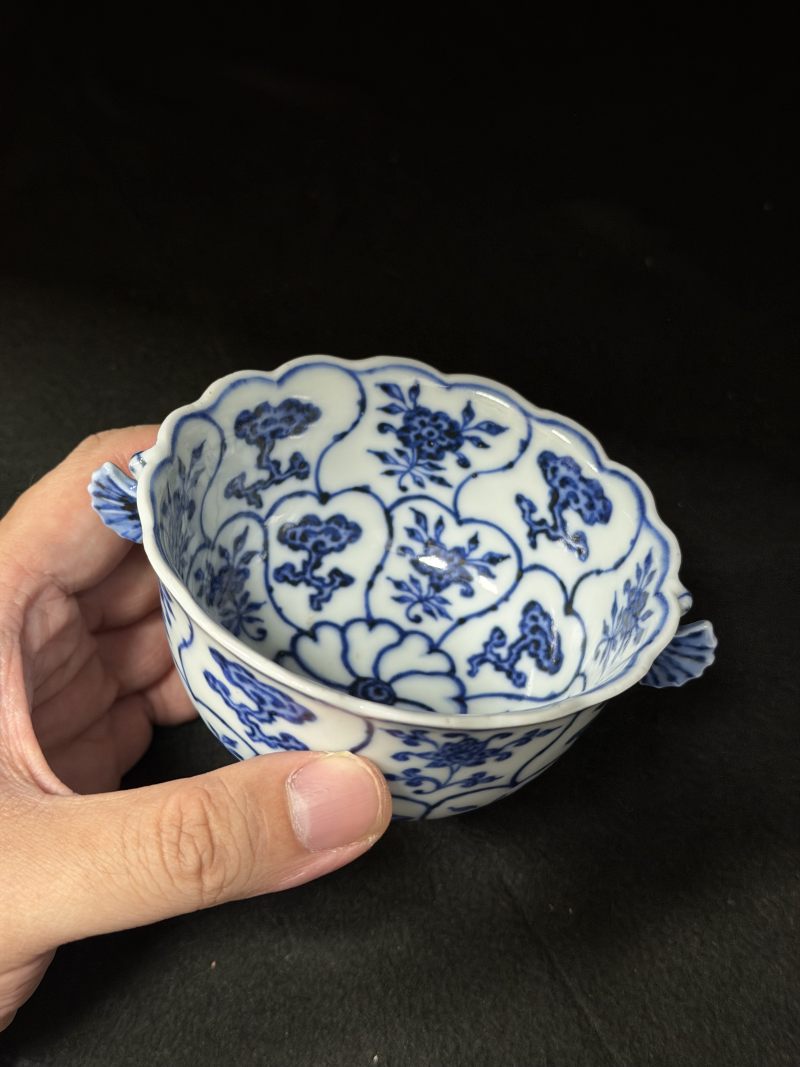 清雍正 巴洛克风格青花折枝灵芝摩羯耳花型杯 - 图7