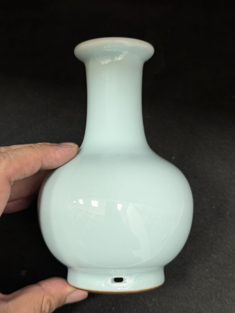 清雍正 仿汝天蓝釉穿带小瓶 - 图3