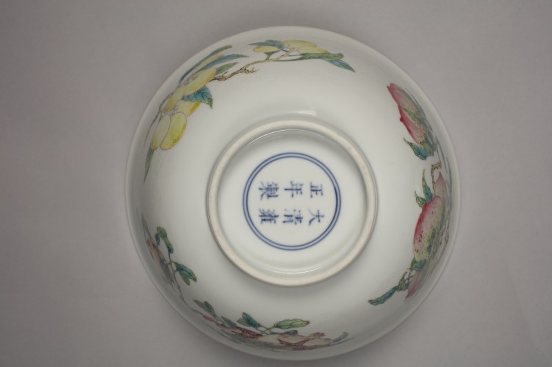 清雍正 白釉暗刻云龙纹外粉彩三多大碗一对 - 图38