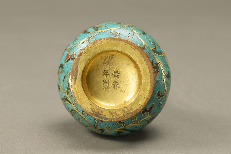 明景泰(1449-1457) 铜鎏金掐丝珐琅缠枝莲纹直颈瓶 - 图4