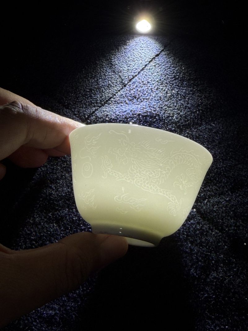 清雍正 白釉暗刻龙纹小茶圆 - 图7