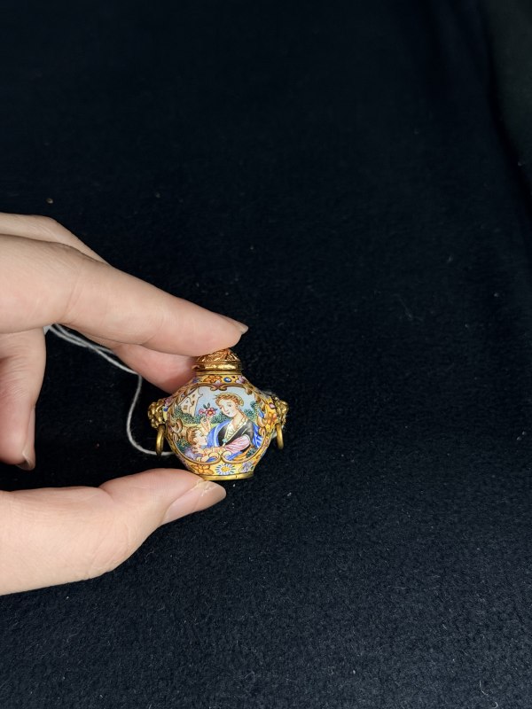 清乾隆 金胎画珐琅西洋仕女教子图铺首环耳鼻烟壶及剔彩佛手花卉纹海棠形盖盒 - 图4