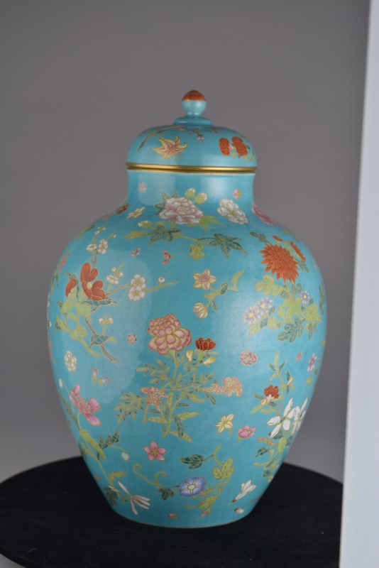 清乾隆 松石绿地粉彩描金折枝四季花卉盖罐一对 - 图65